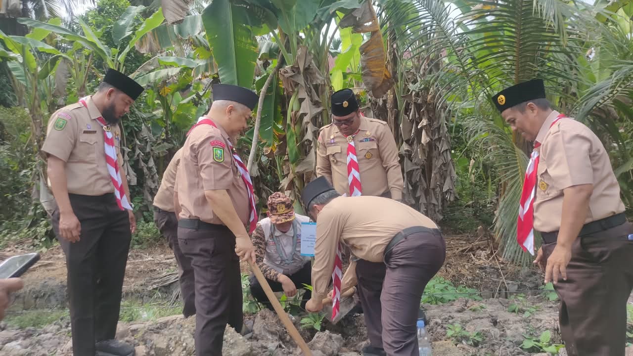 Tanam Bibit Pohon hingga Benahi Lapangan Voli, Kwarcab Pekanbaru Hadir di Limbungan